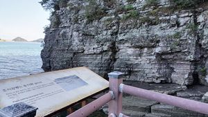 용각류 공룡 발자국 안내판과 진동층