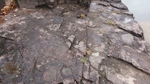 정암루 아래 남강 강변에 드러난 함안층의 층리면