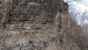 가천역 서쪽의 노두를 가까이서 촬영한 모습