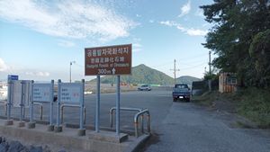 고성군 하일면 용태리 산 335-5의 진동층 화석산지 표지판. 그러나 화석산지로 들어가는 길은 없다.