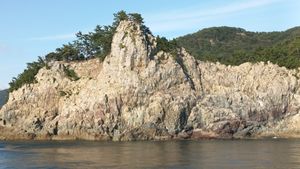 비진도 남서측 해안가의 연대도 안산암