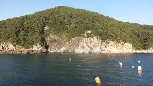 비진도 남서측 해안가의 연대도 안산암