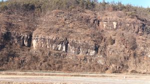 의성군 단촌면 관덕리 미천 하천변의 일직층 노두 (북위 36° 25′ 37.4″ 동경 128° 40′ 49.2″ )