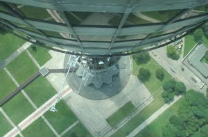 유리 바닥에서 보이는 전망