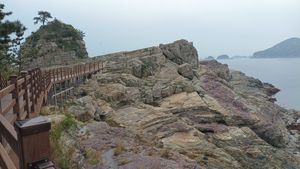 신선대로 이어지는 나무데크길