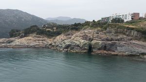 바위 위 건물은 파라다이스 별장마을펜션(거제시 남부면 해금강로 98-5)