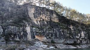 농암종택 전면 낙동강에 드러난 가송동층의 노두