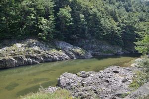 동경}} 129° 14′ 57.0″