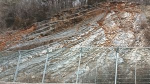 만천하스카이라운지카페(도로명주소 단양군 적성면 옷바위길 60-186) 전면의 노두