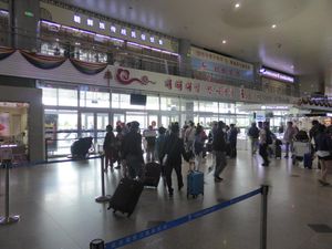 1층 도착 로비와 2층에 있는 음식점