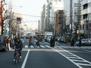 역 출입구 주변의 오메 가도(2004년 2월 11일)