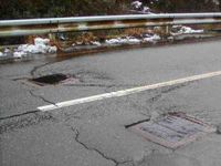 도로 위에 물을 흘려 언덕길의 눈을 녹이는 모습(살수 소설)