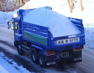 삽입 틀을 넣어 배설 사양이 된 덤프 트럭