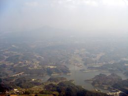 사쿠라 호(미하루 댐)와 하루타 대교(사진 중앙)