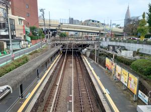 홈. 산구바시역, 수도고속4호선, 도코모 빌딩이 보인다 (2021년 11월)