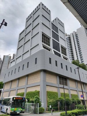 니시신주쿠 환기소(서쪽). 야마노테 거리 옆에 있다.