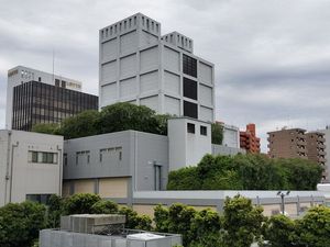 니시신주쿠 환기소(동쪽). 탑이 아닌 창문이 없는 빌딩 형태.