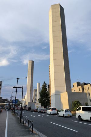 카미야마초 환기소. 배기탑이 3개 세워져 있다.