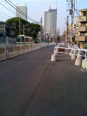 도덴 아라카와선 키시모진마에 정류장 부근에 확보된 도로 부지
