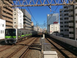 상행 신주쿠역 방면. 바깥쪽 2선이 게이오선, 안쪽 2선이 게이오 신선 (2014년 12월)