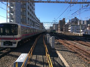 하행 메이다이마에역 방면. 부본선인 게이오 신선 쪽에 인상선 2선이 있음 (2014년 12월)