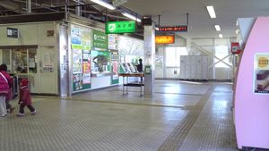 역 구내, 왼쪽부터 개찰구, 미도리의 창구 (2021년 9월 말 폐쇄), 자동 발권기