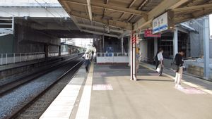 2·3번선 승강장※2번선은 중선으로 상하행선 모두 출발 가능 (2013년 5월)