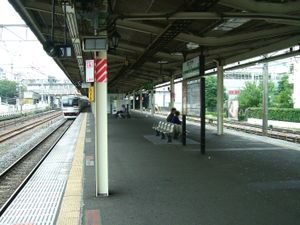 홈 (2008년 9월). 기둥에 가스등과 같은 조명이 설치되어 있다.