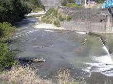 쓰게의 『서부 타무라 사건』에서 탈주 환자가 바위에 뚫린 구멍에 발을 넣는 장면의 소재가 된 장소.