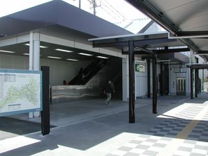 개수 전과 거의 같은 곳에서 촬영한 현재의 서쪽 출구 계단 부근. 서쪽 출구 로터리의 완성에 따라, 개수 전에 있던 단차가 해소되었다.(2013년 4월)