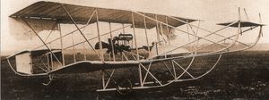 최초의 국산 군용기인 회식 1호기 (1911년, 메이지 44년) 도코로자와 비행장에서 촬영. 프랑스제 1910년형 앙리 파르망 복엽기를 바탕으로 제작되었다.