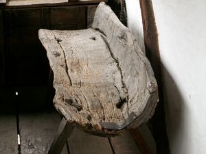 에타르 건축-민족학 복합 단지의 고대 나무 줄기 벤치