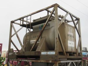 미쓰비시 케미컬 물류 소유 신형식 5t 적재 UT3C-18 위험물용 탱크 컨테이너 2단 적재(2019년 5월, 욧카이치역). 위험물 수송 안전 대책으로 주사위 모양 방호틀을 갖추고 있어, 빈 컨테이너일 경우 2단 적재가 가능하다.