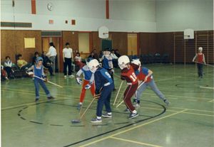 1986년 캐나다 퀘벡주 카프루즈에서 열린 컵 스카우트 토너먼트 플로어 하키 경기 모습. 샘 잭스가 규칙을 제정했다.