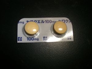 세로켈 100mg 정제, 표면. 필름 코팅 정제, 옅은 노란색, 정제 표면에 "SEROQUEL100" 표기.