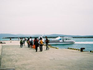 터미널 정비 전의 하토마항 (2004년 4월)