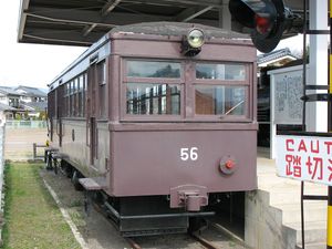 사쿠 철도에서 사용된 기동차 키호하니 56. 철도성 매수 후, 산키 철도・벳푸 철도를 거쳐 복원 보존(2008년 10월 30일 사쿠시 구 나카고미 학교)