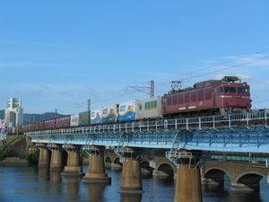 JR 화물의 400번대갱신 공사 시공기로 측면 중앙에 흰 선을 표시한다.