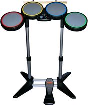 4개의 패드, 베이스 드럼 페달, 실제 드럼 스틱이 있는 드럼 컨트롤러