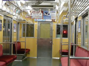 승무원실 후면 칸막이 벽(왼쪽 2장은 차광막을 닫은 상태)