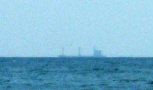 배가 수평선에 도달하면 수면이 굽어지기 때문에 배의 아랫부분이 가라앉아 보이는 모습.