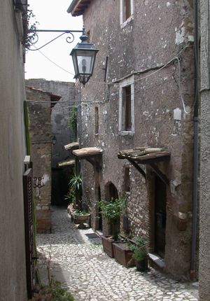 멘타나, 요새화된 마을의 중세 거리