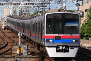 2020년 9월에 촬영된 초기 스타일의 전면부를 가진 8량 편성 3811호