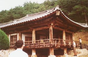 도서관 - 습기로부터 내용물을 보호하기 위해 높게 지어졌다.