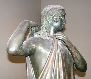 어깨 부분에서 페플로스를 고정하는 모습