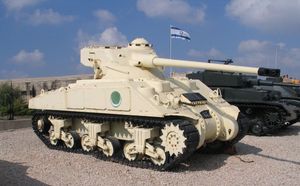 M4A2의 차체에 AMX-13의 포탑을 탑재한 개조 전차.