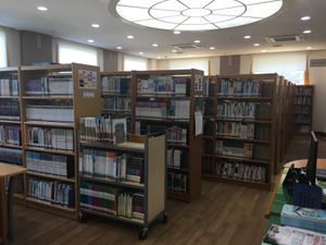 아동자료실 서가