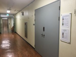 지하 강당, 복도