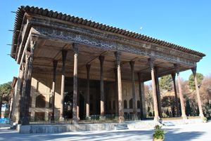 궁전의 더 가까운 모습