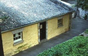 캐드먼스 코티지 뒷면